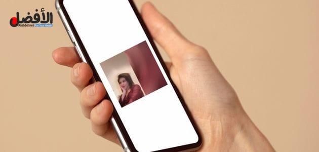 صورة بها هاتف في يد شخص عليه صورة الفتاة نور حبال ضمن الحديث عن مقاطع نور حبال porn