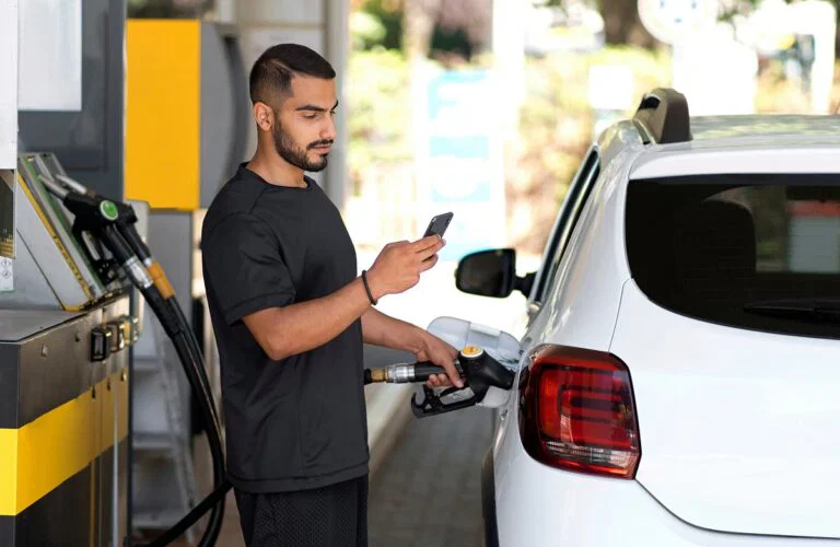 لماذا يُمنع استخدام الهاتف المحمول في محطات البنزين